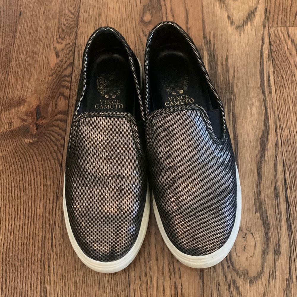 VINCE CAMUTO BLACK GOLD SLIP ON SNEAKERS